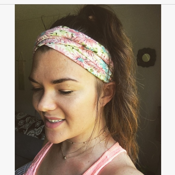 ✨✨✨ Floral Knot Headband - Picture 2 of 3